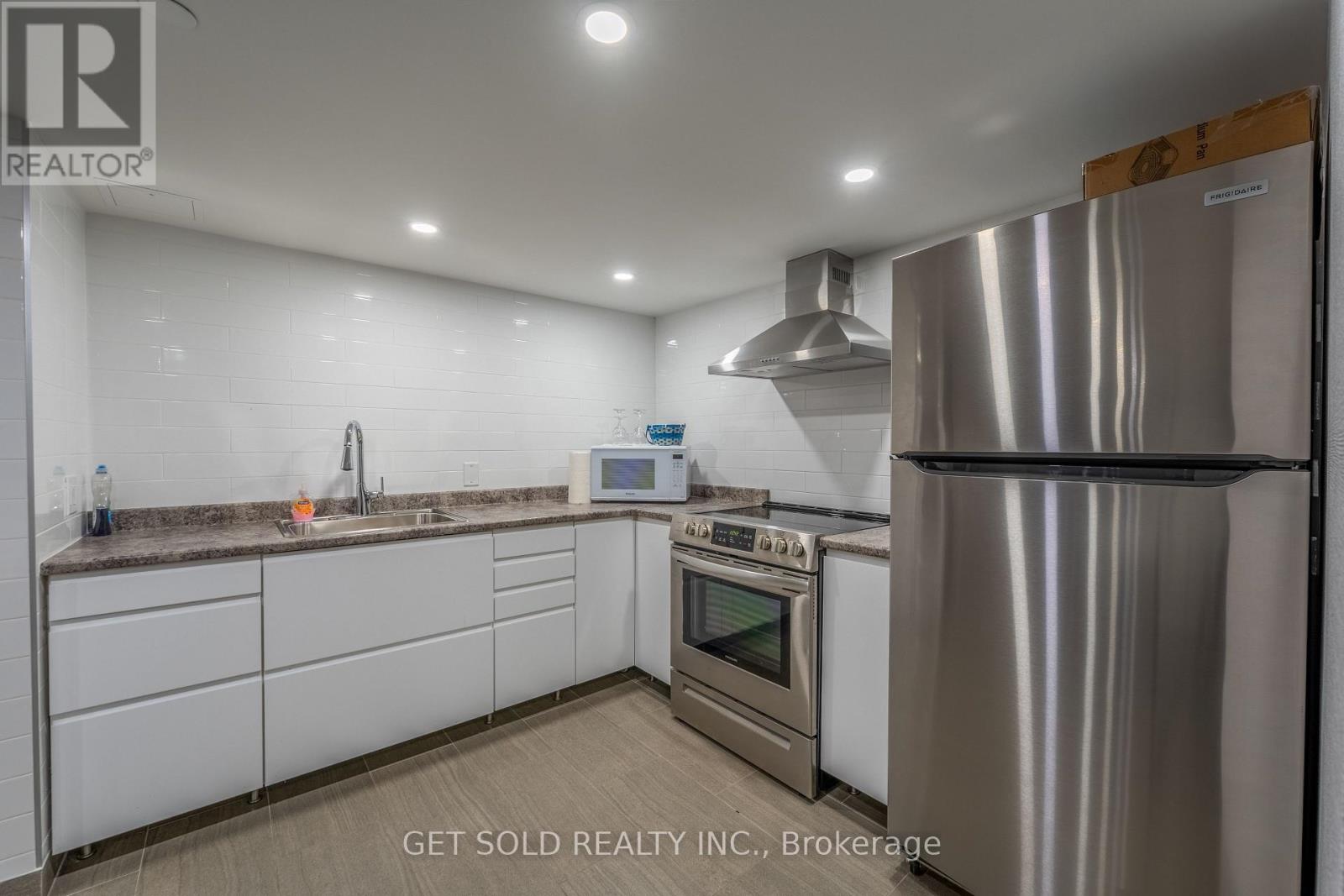 #405 700 DYNES ROAD - Image 26