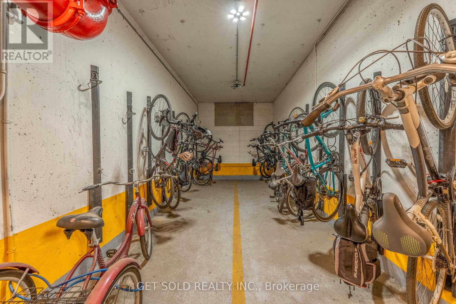 #405 700 DYNES ROAD - Image 31