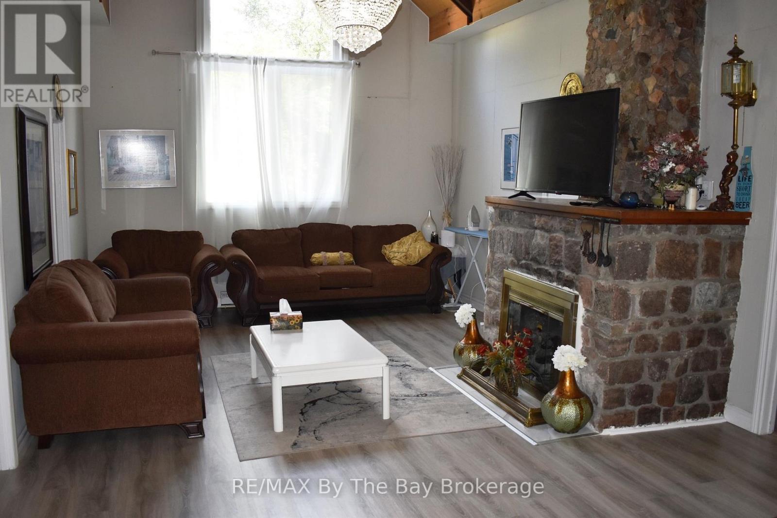 16 Albert Street, Wasaga Beach, Ontario, L9Z2M2, Wasaga Beach, Ontario — photo 3 of 5