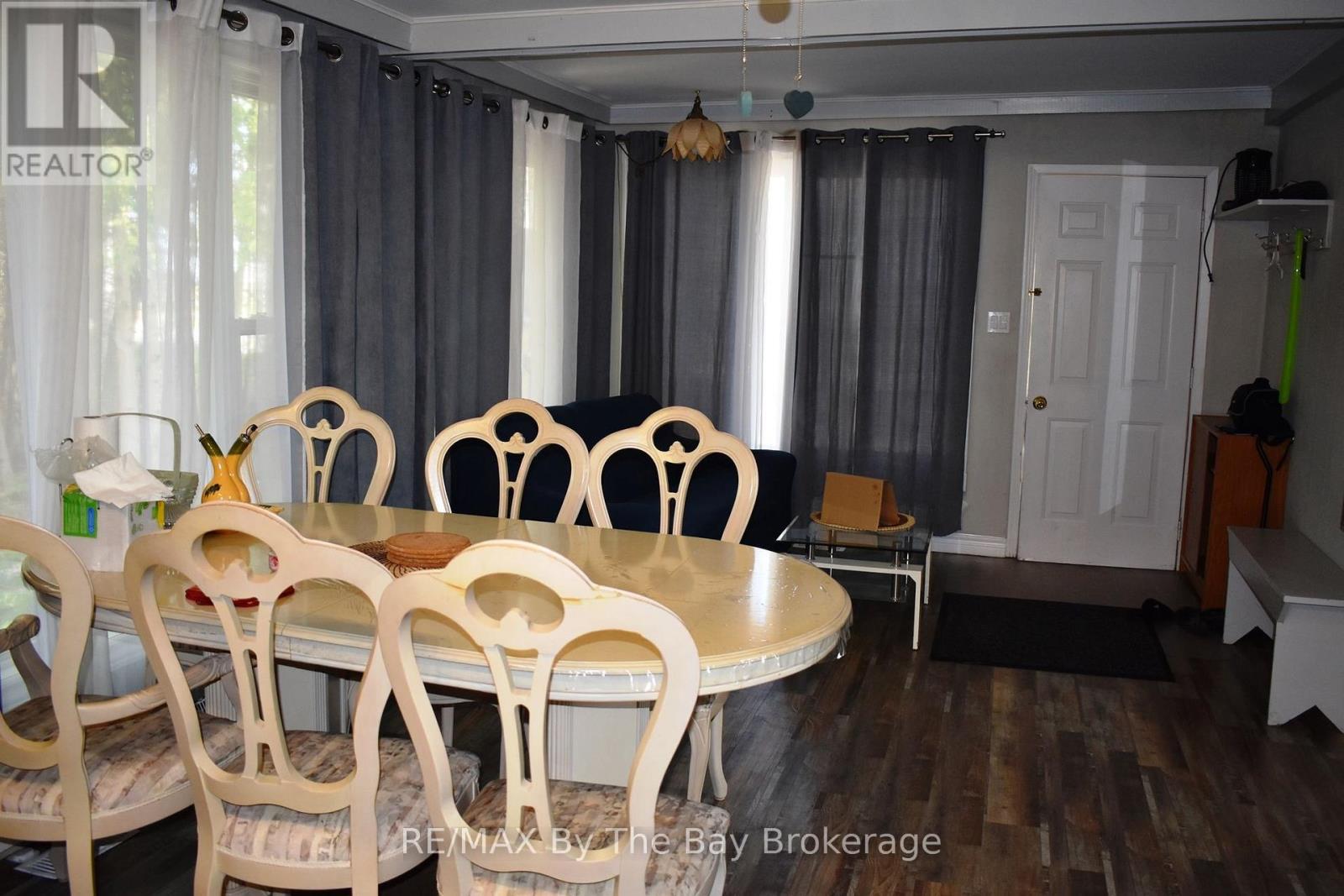 16 Albert Street, Wasaga Beach, Ontario, L9Z2M2, Wasaga Beach, Ontario — photo 4 of 5