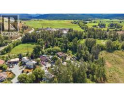 Living room - 2007 Heighway Crescent, Lumby, BC V0E2G0 Photo 6