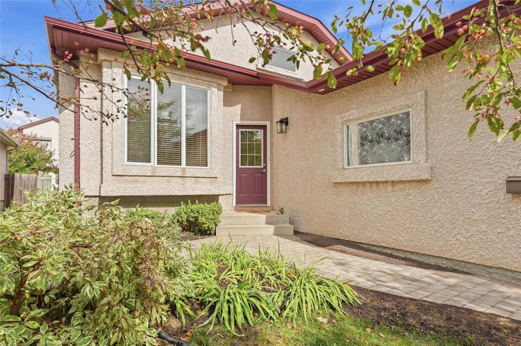 51 Briarlynn Road, Winnipeg, Manitoba, R3T6A3, Winnipeg, Manitoba — photo 3 of 5