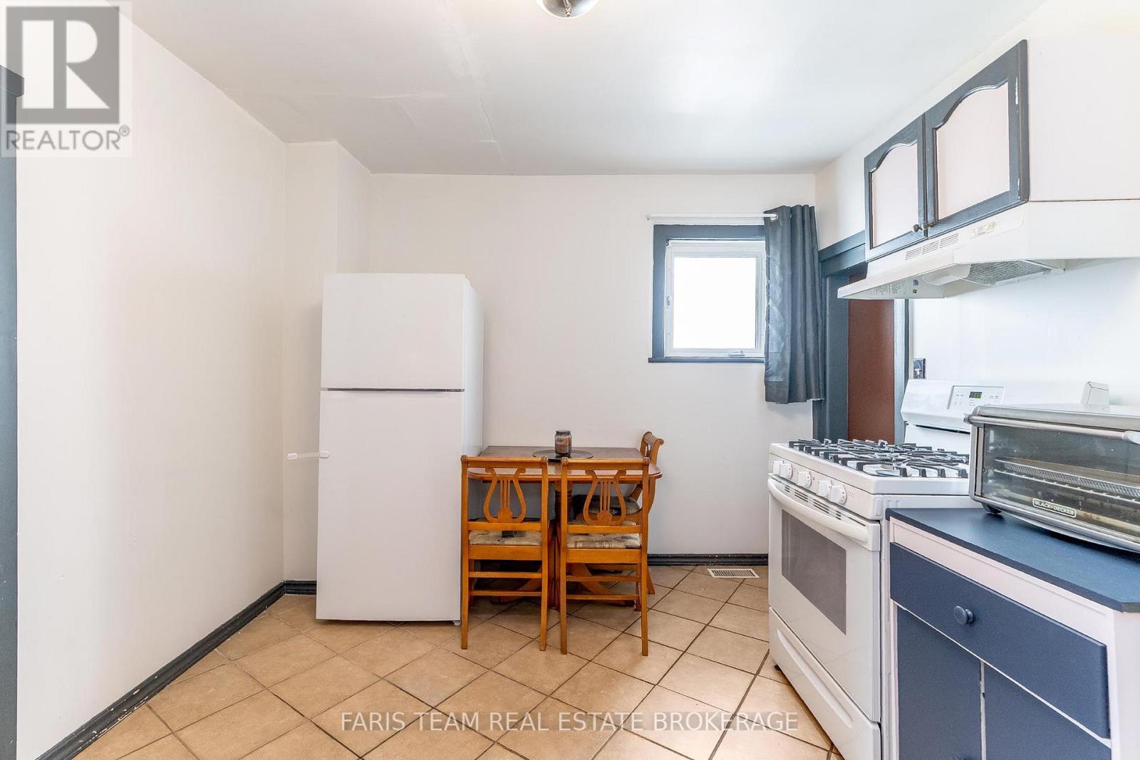 390 MILDRED STREET - 10