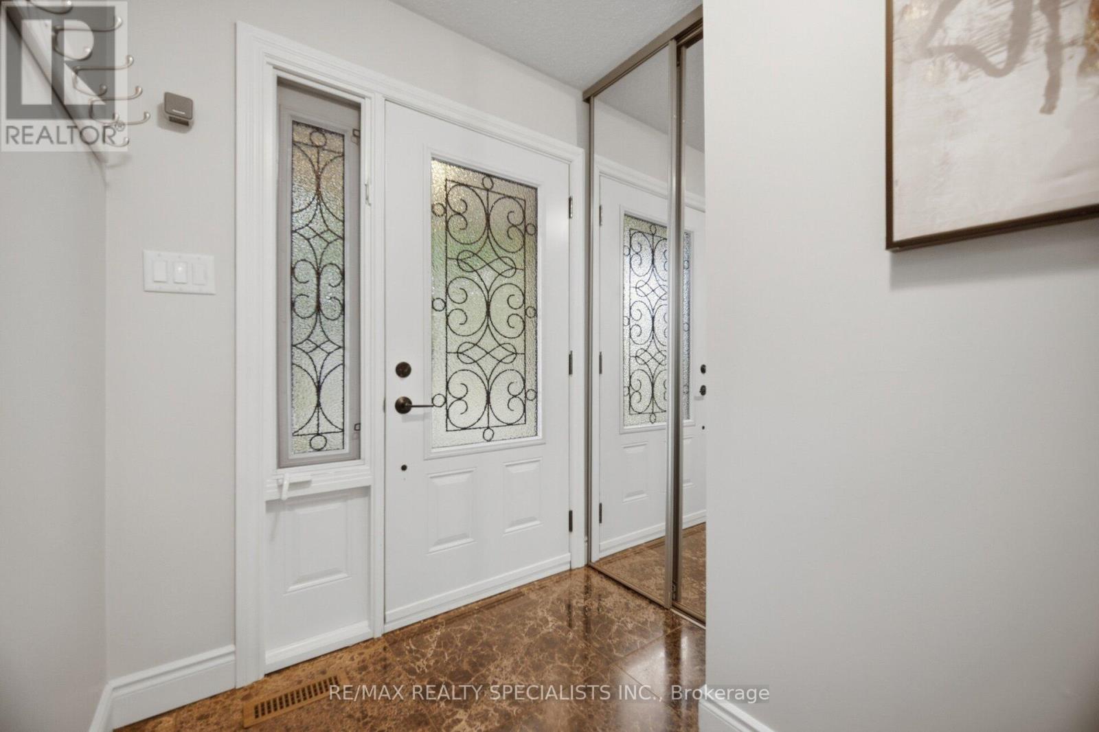 840 Hemlock photo 3
