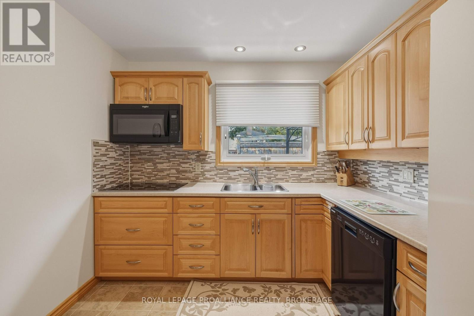 424 MAPLE RIDGE DRIVE - Image 8