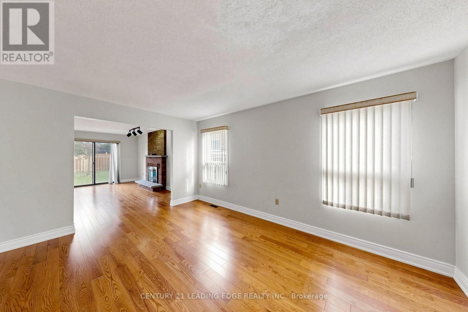 92 ERICKSON DRIVE, Whitby (Blue Grass Meadows) — photo 2