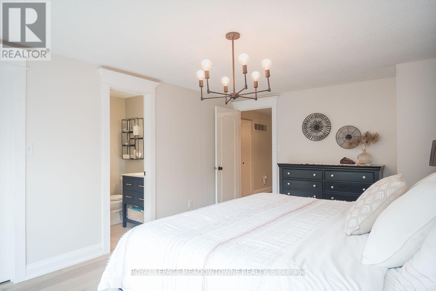 823 LAURIER AVENUE - 24