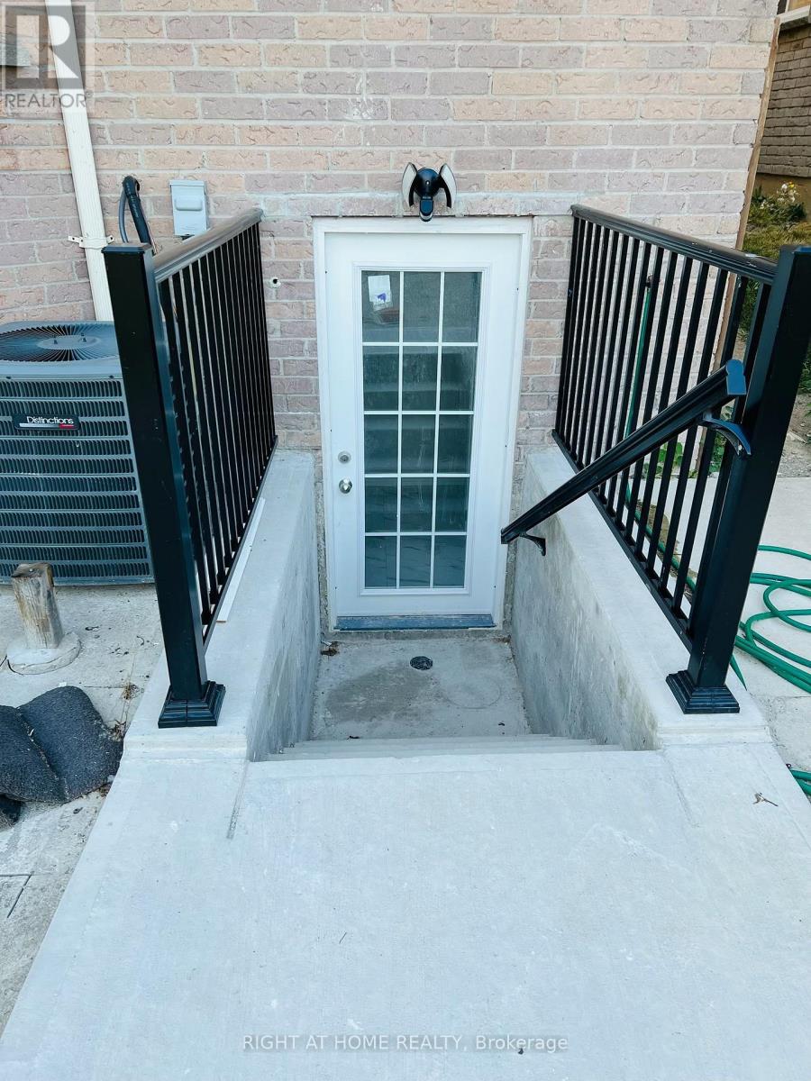 LOWER - 314 HARROWSMITH DRIVE, Mississauga (Hurontario)