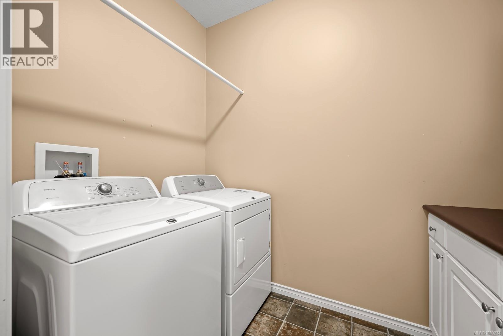 2464 Stirling Cres - Image 40