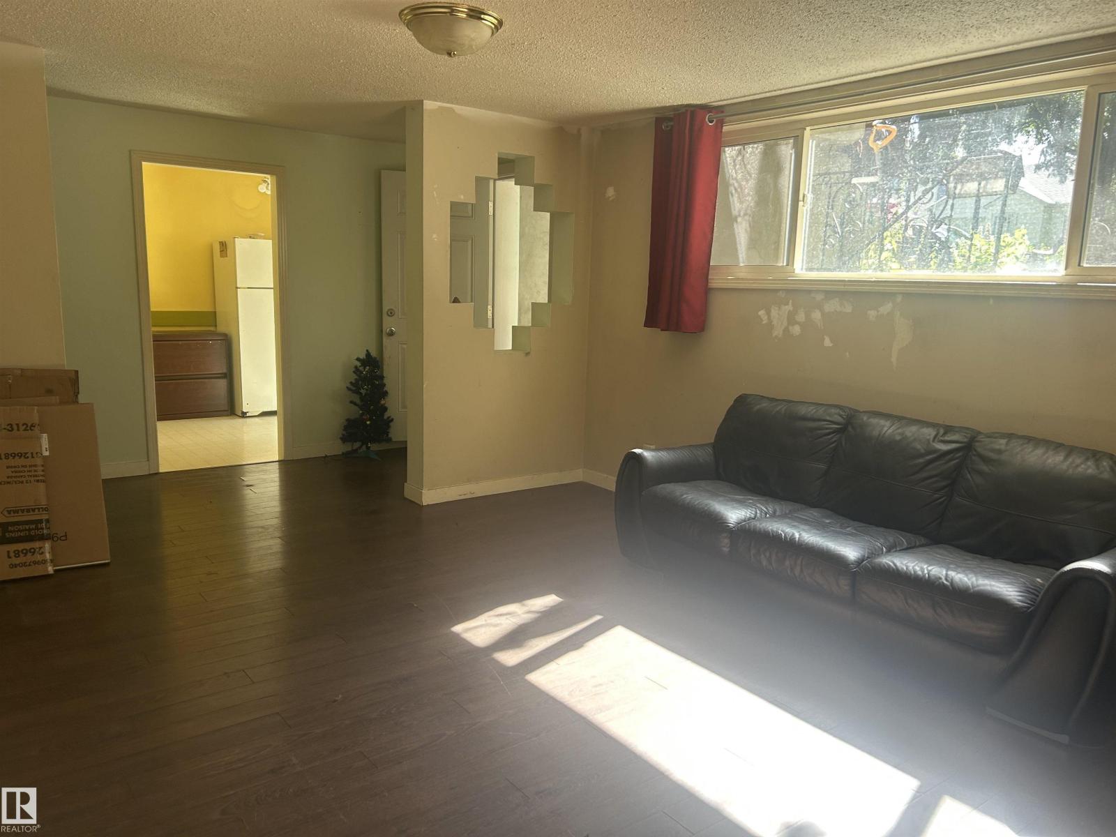 10450 69 AV NW - 18