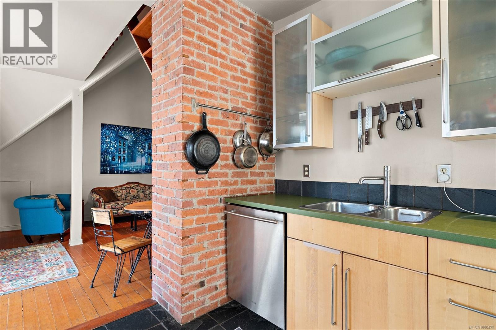#5 1715 Rockland Ave - 18