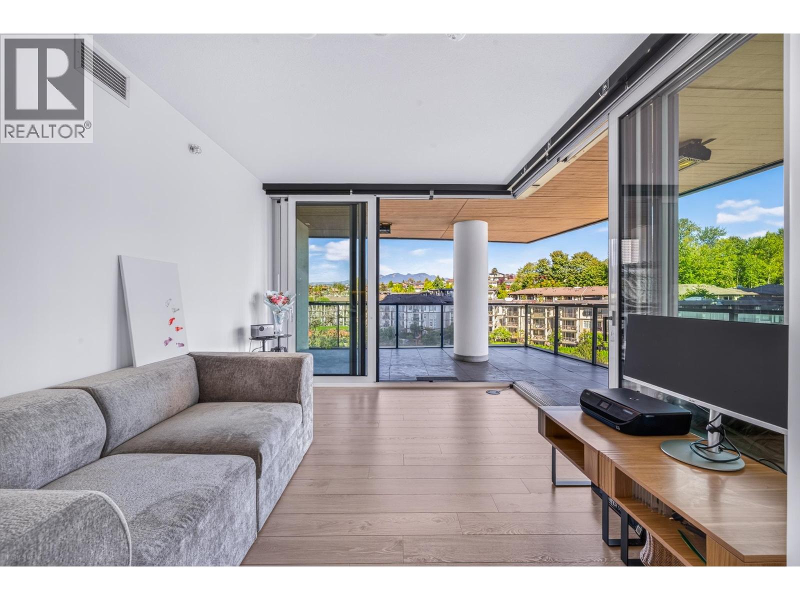 604 4880 LOUGHEED HIGHWAY