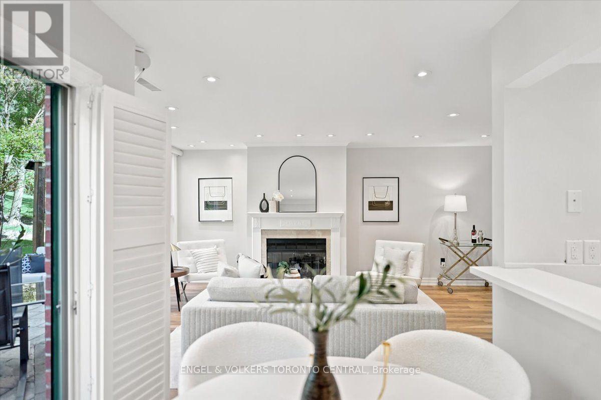 TH18 - 100 ARBORS LANE, Vaughan (West Woodbridge) — photo 2