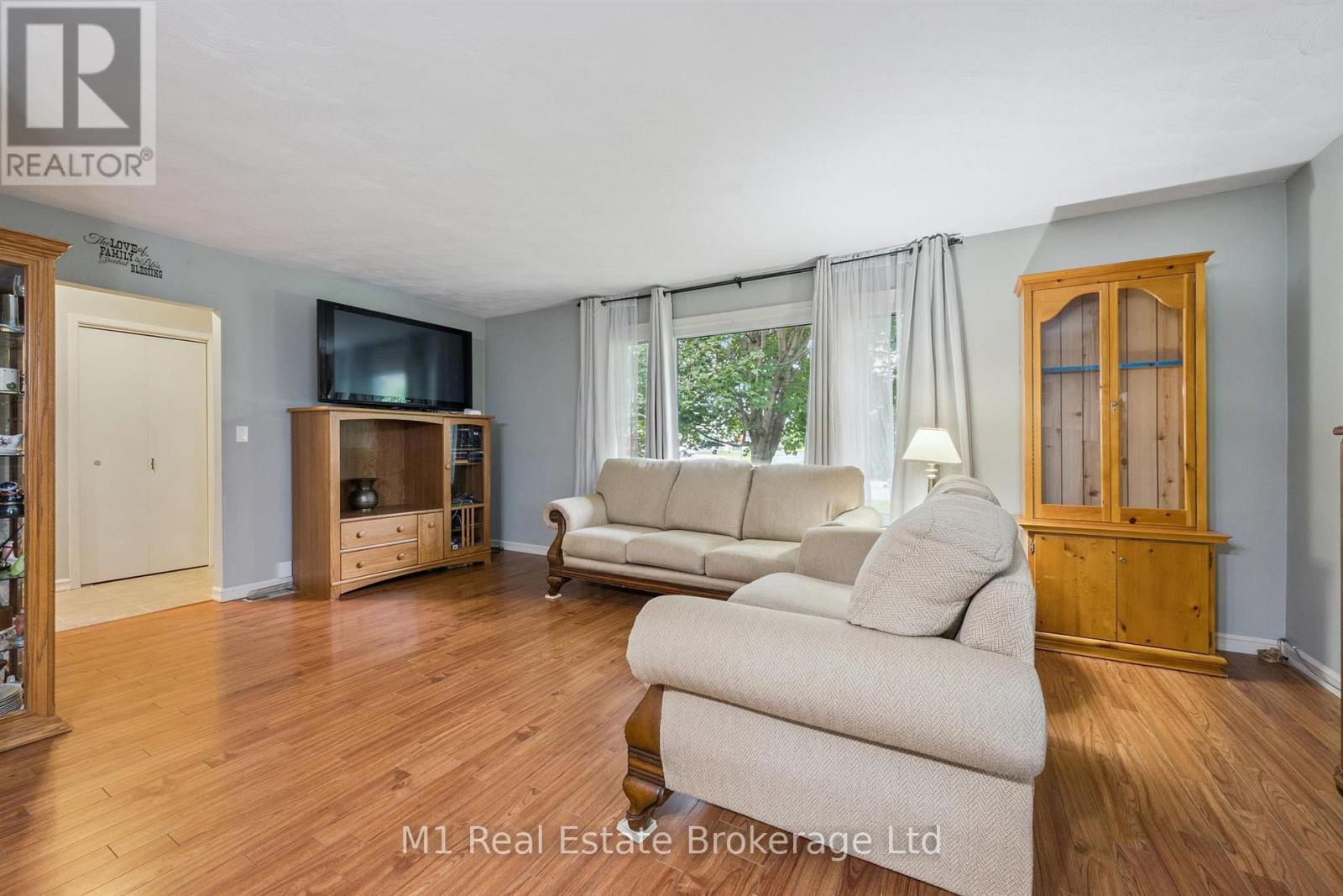 205 ALBERT STREET, Minto — photo 8