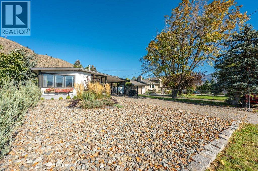  886 FAIRVIEW Road, Oliver