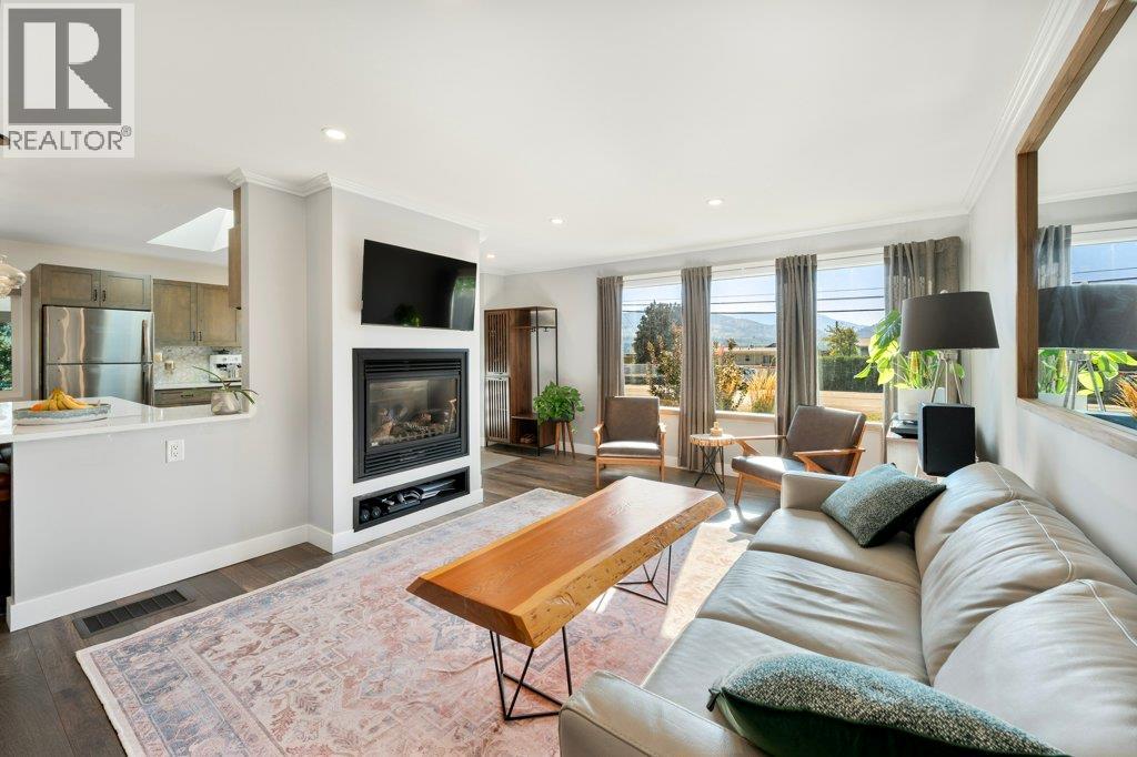  886 FAIRVIEW Road, Oliver