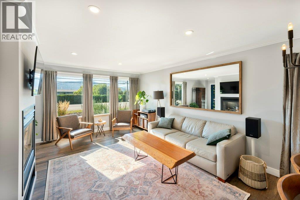  886 FAIRVIEW Road, Oliver