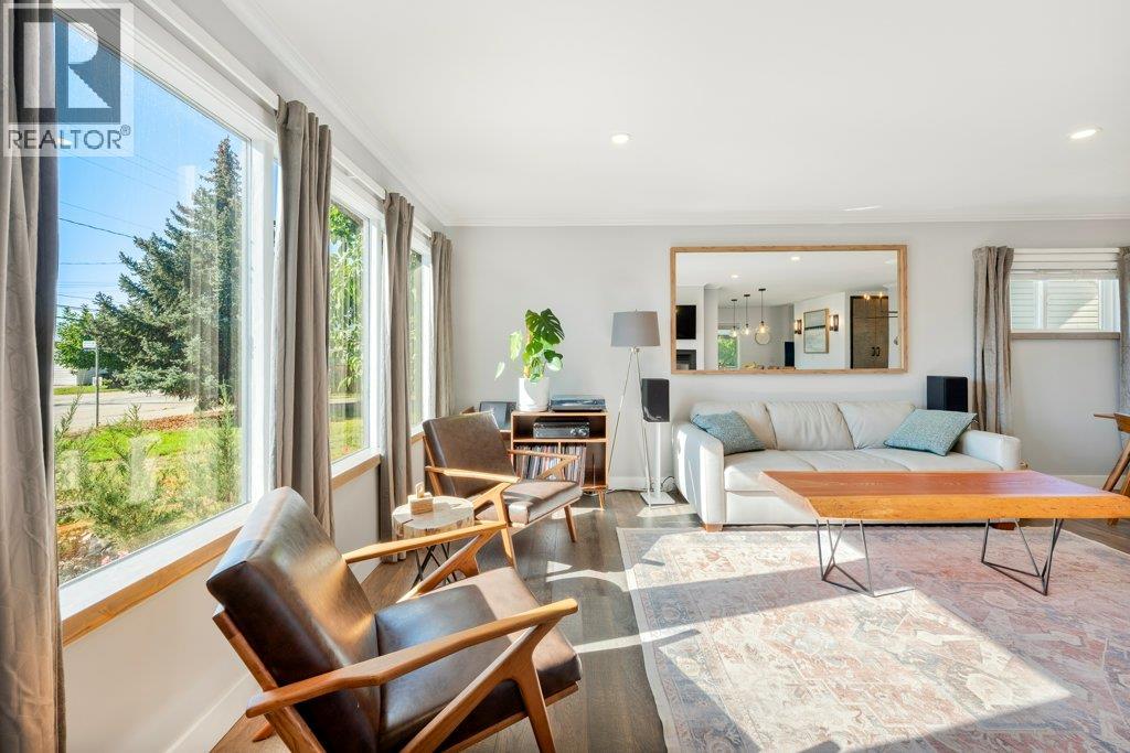  886 FAIRVIEW Road, Oliver