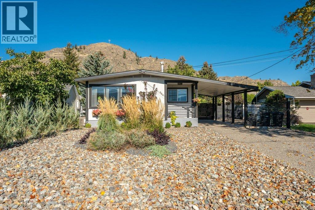  886 FAIRVIEW Road, Oliver