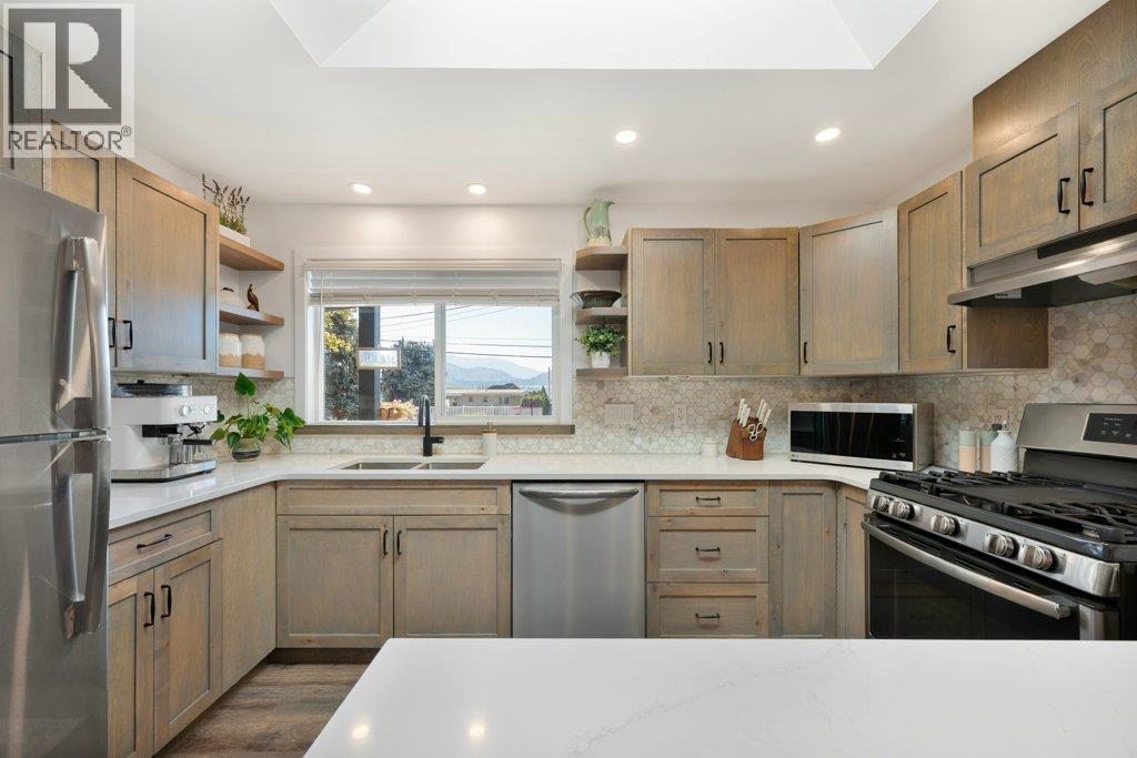  886 FAIRVIEW Road, Oliver