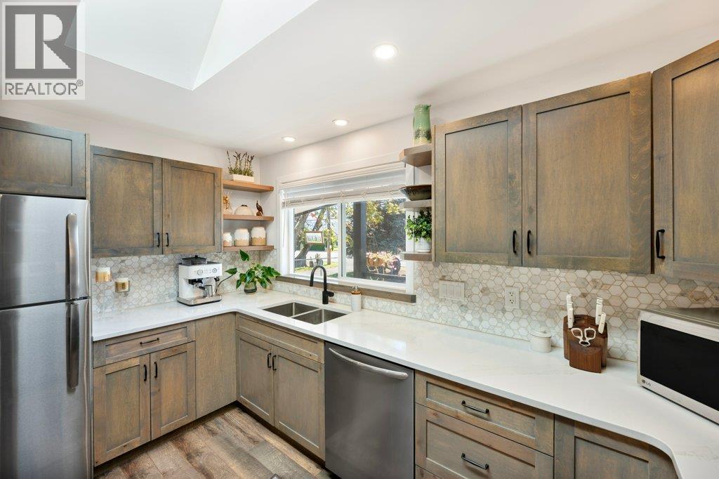  886 FAIRVIEW Road, Oliver