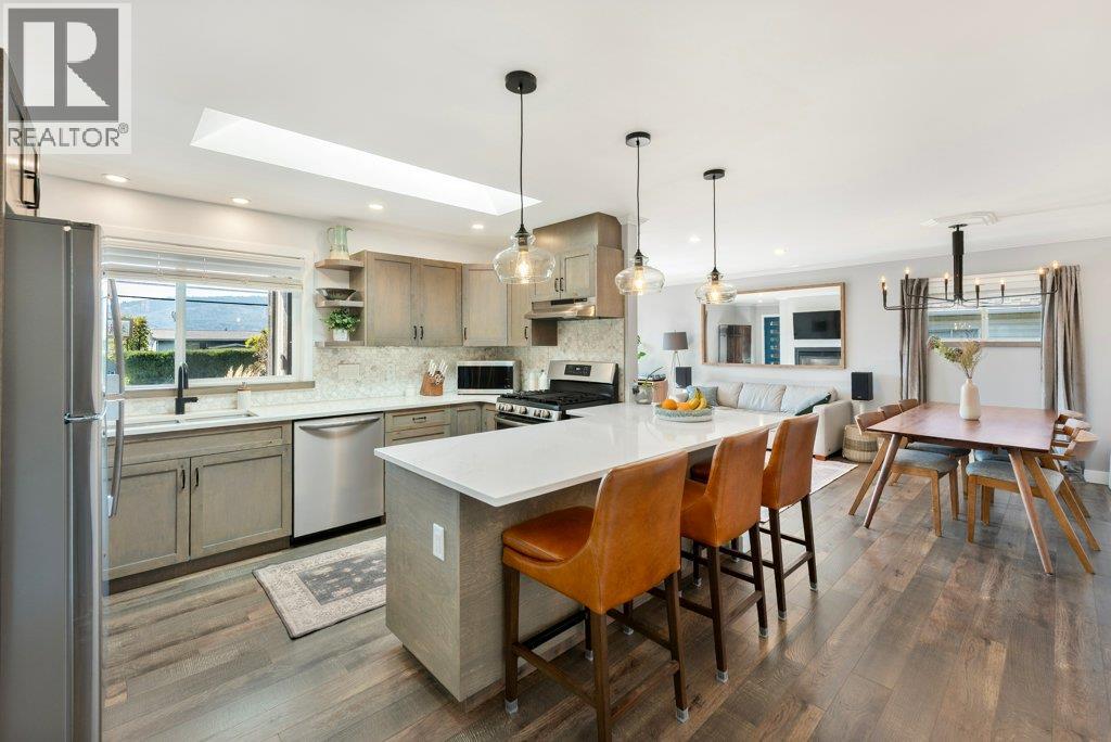  886 FAIRVIEW Road, Oliver