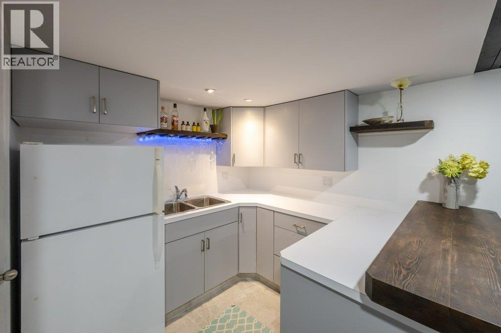  886 FAIRVIEW Road, Oliver
