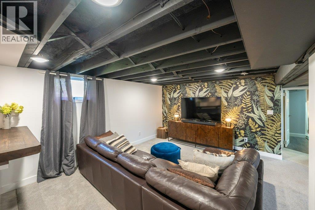  886 FAIRVIEW Road, Oliver