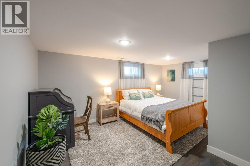  886 FAIRVIEW Road, Oliver