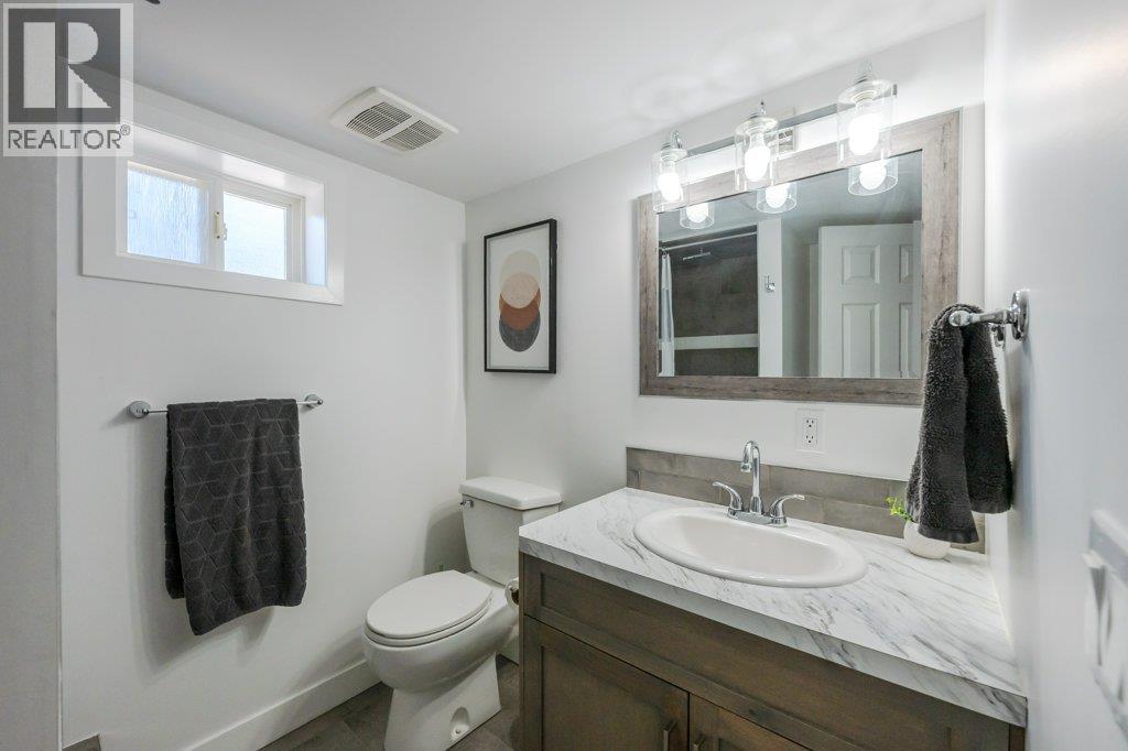  886 FAIRVIEW Road, Oliver