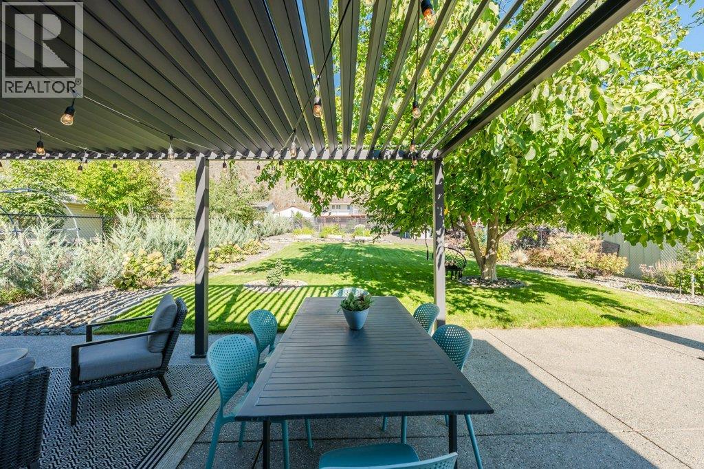  886 FAIRVIEW Road, Oliver