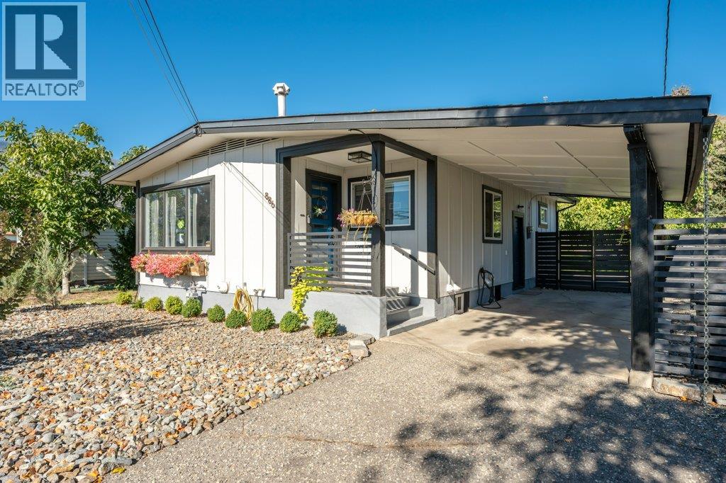  886 FAIRVIEW Road, Oliver
