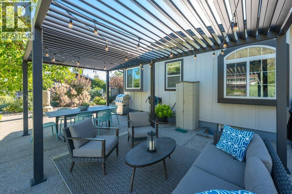  886 FAIRVIEW Road, Oliver