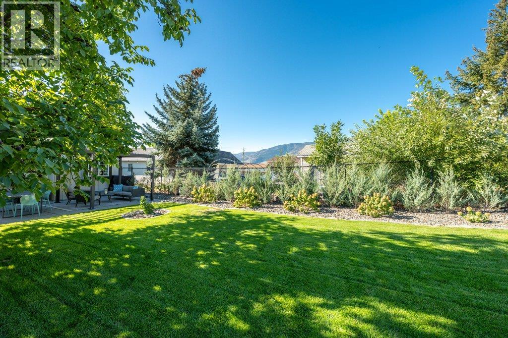  886 FAIRVIEW Road, Oliver