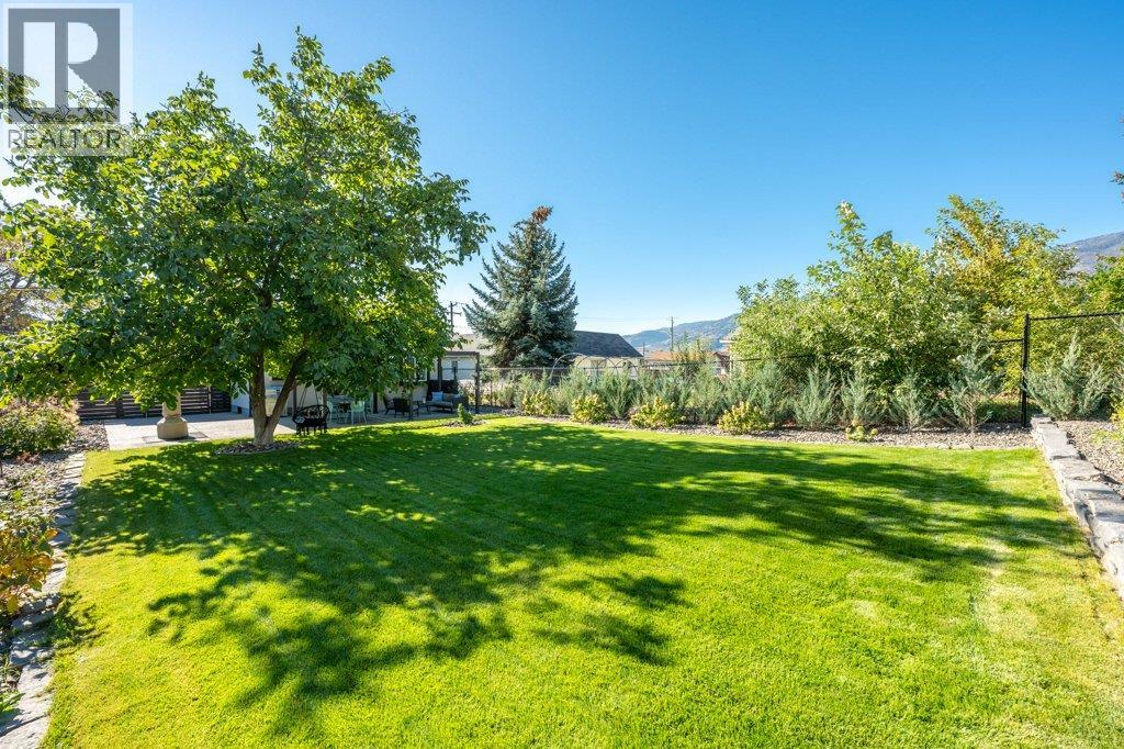  886 FAIRVIEW Road, Oliver