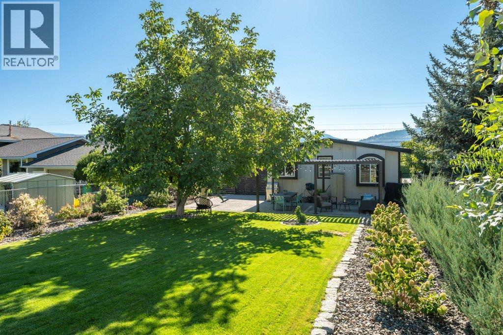  886 FAIRVIEW Road, Oliver