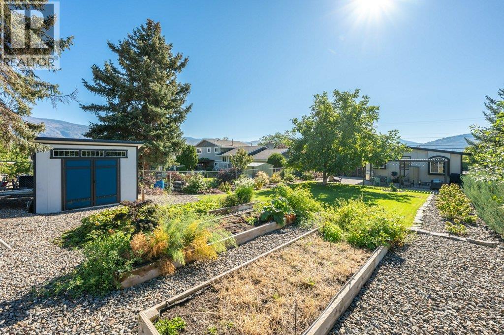  886 FAIRVIEW Road, Oliver