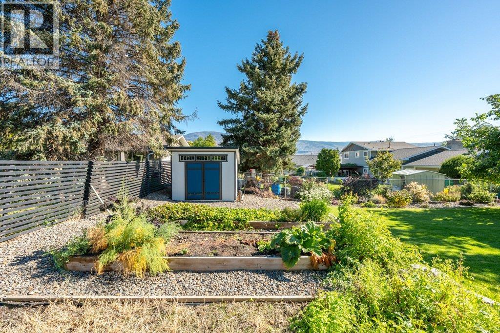  886 FAIRVIEW Road, Oliver