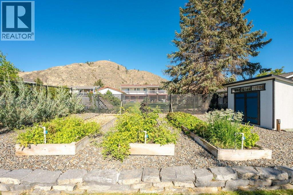  886 FAIRVIEW Road, Oliver