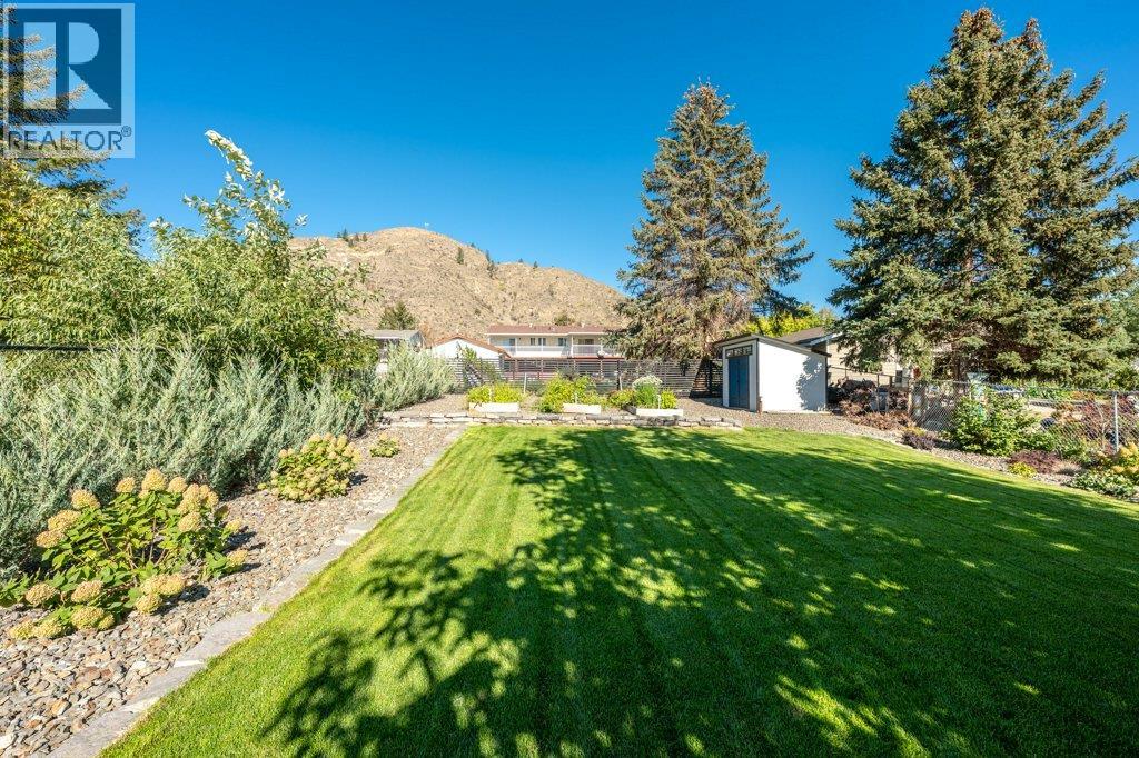  886 FAIRVIEW Road, Oliver