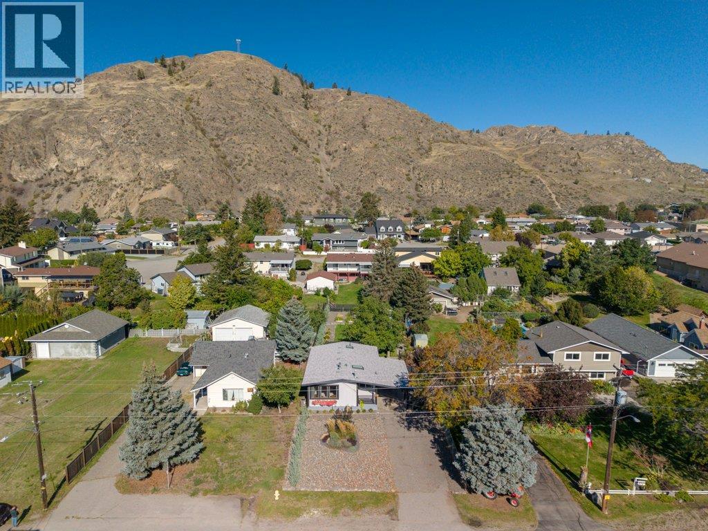  886 FAIRVIEW Road, Oliver