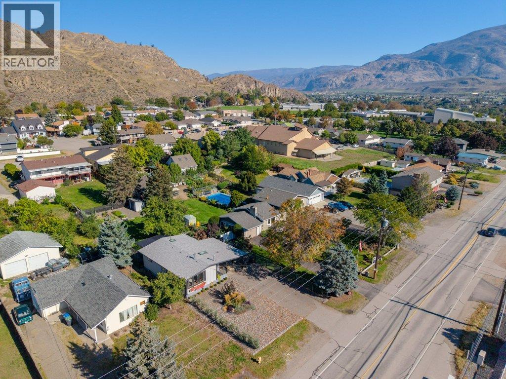  886 FAIRVIEW Road, Oliver