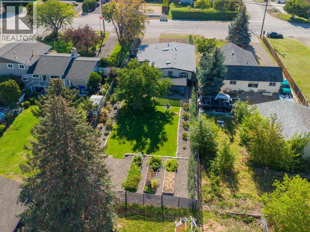  886 FAIRVIEW Road, Oliver