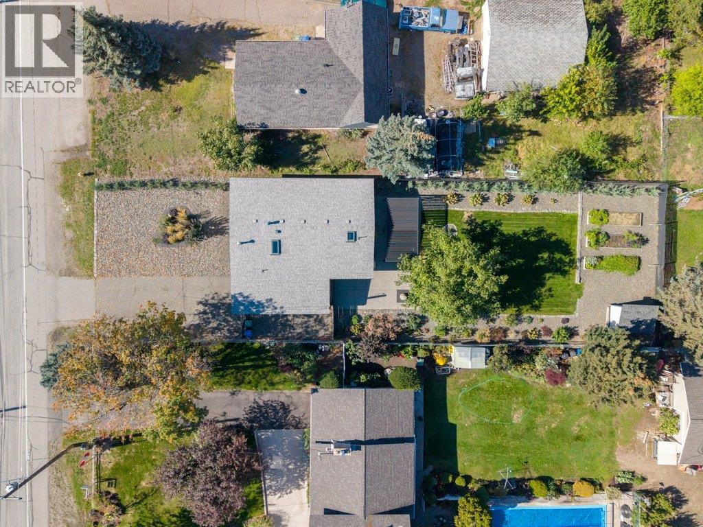  886 FAIRVIEW Road, Oliver