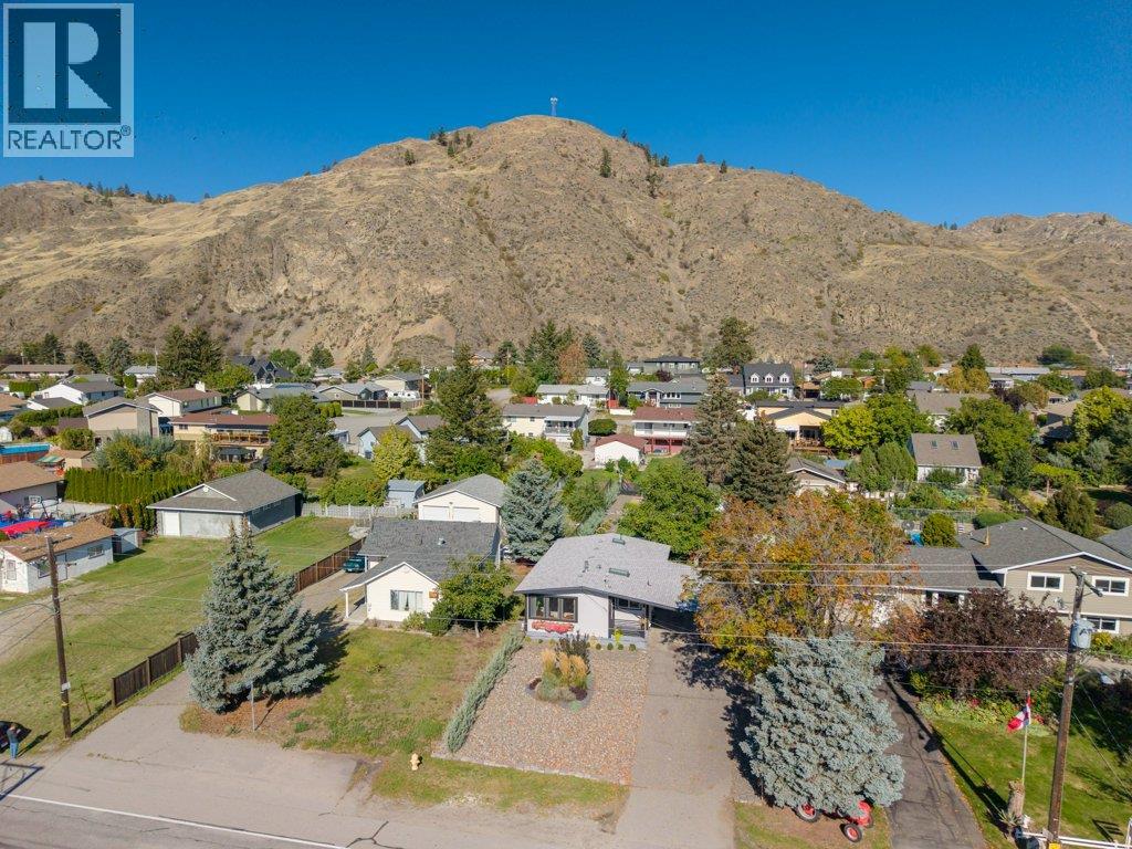 886 FAIRVIEW Road, Oliver