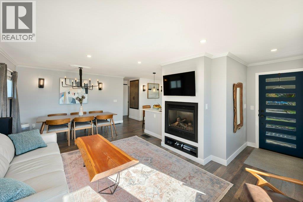  886 FAIRVIEW Road, Oliver