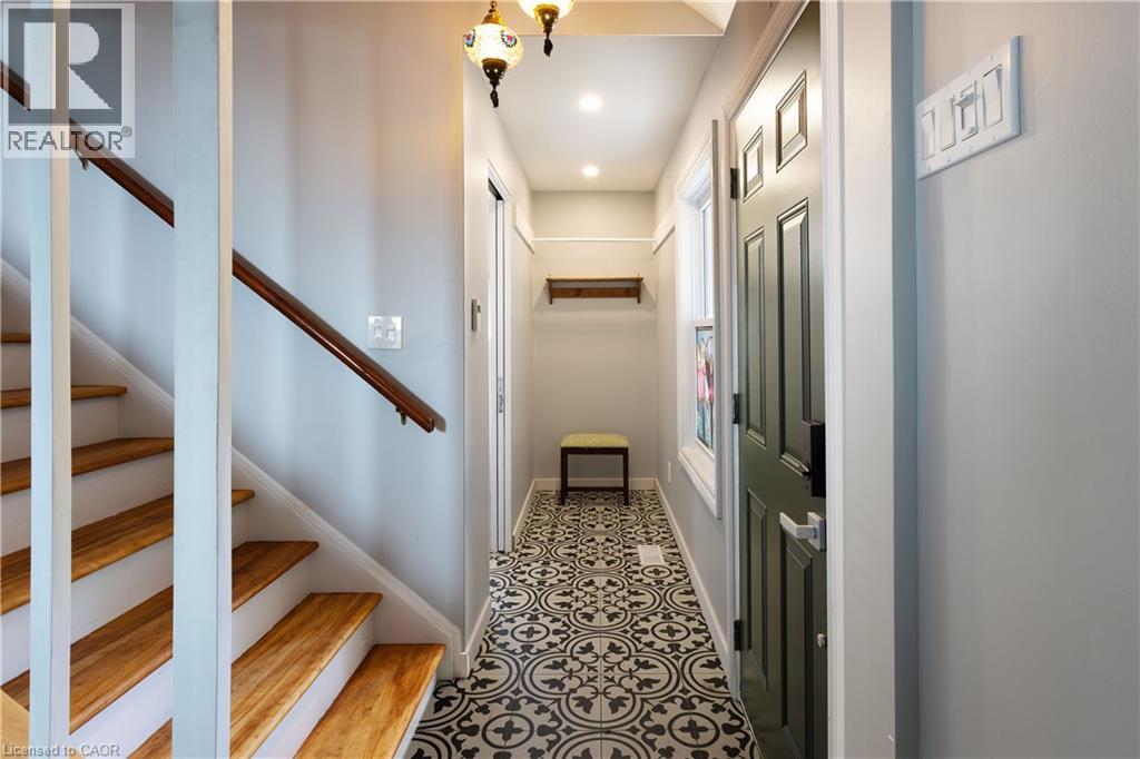 15 SPENCER Avenue, Dundas — photo 8