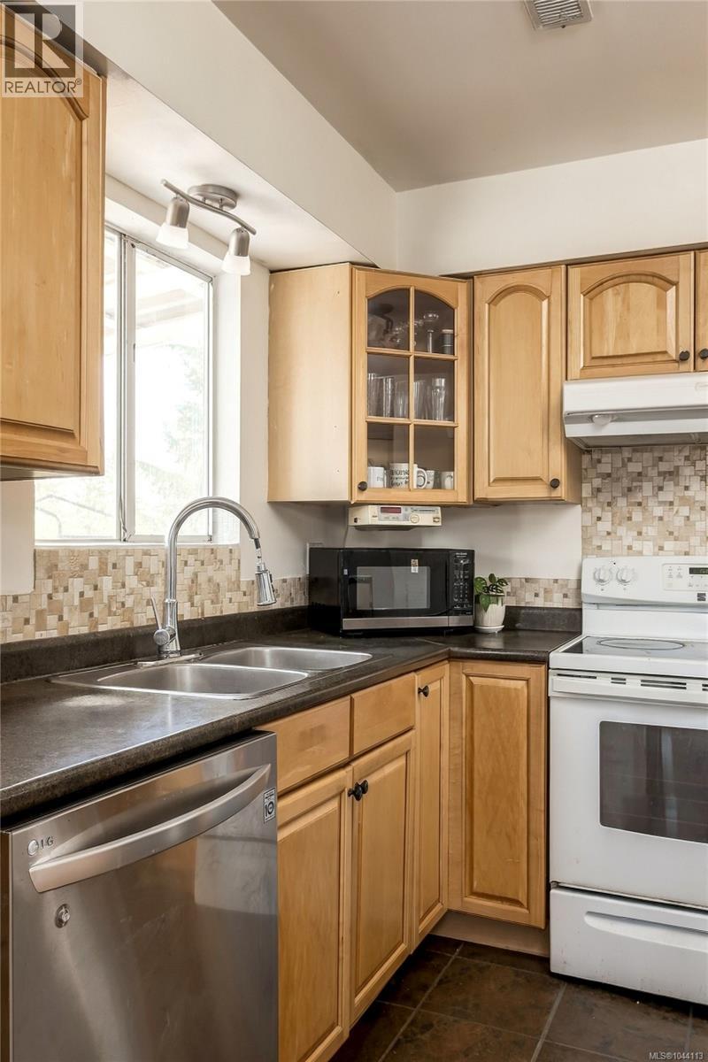 7031 West Saanich Rd - Image 8