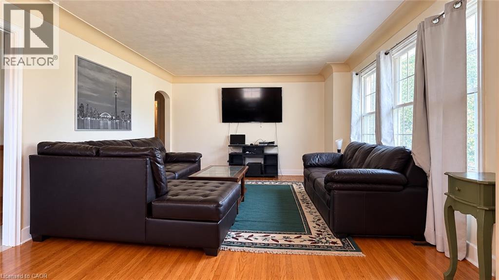 12 ROSELAND Avenue, St. Catharines, Ontario, L2M5Z2, St. Catharines, Ontario — photo 4 of 5