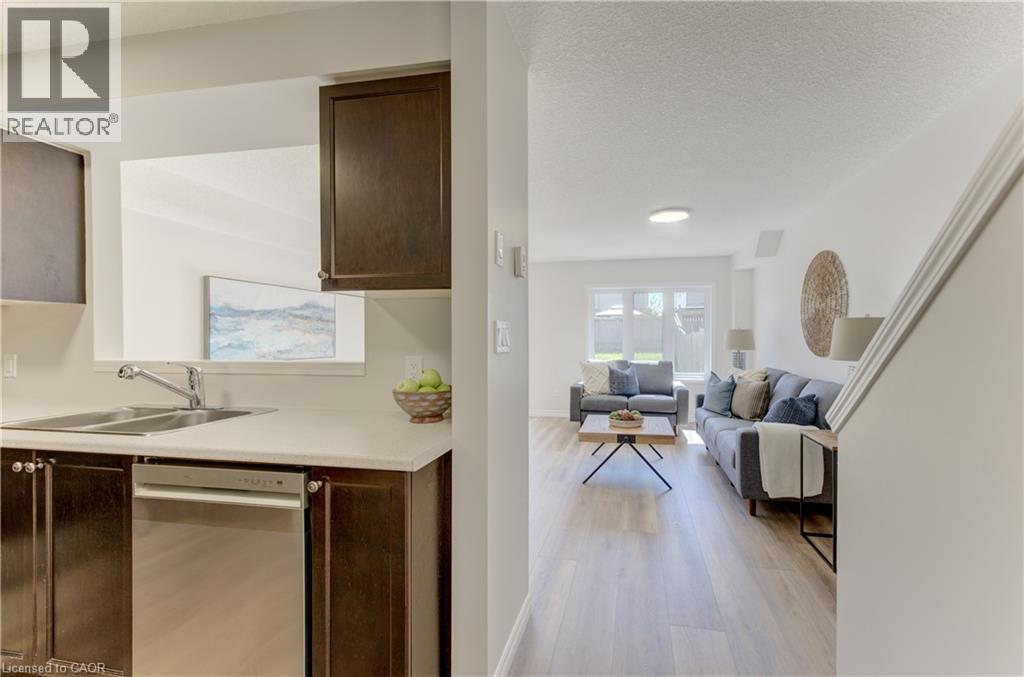 975 ZELLER Crescent — photo 3